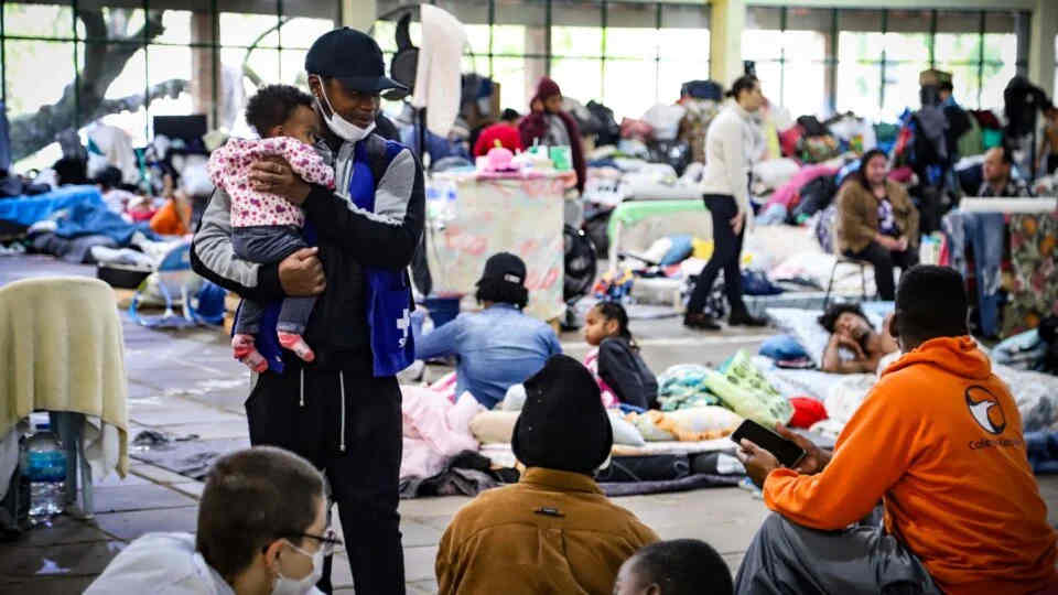 Refugiados sofrem xenofobia em abrigos no Sul: ‘fomos chamados de ignorantes e famintos’