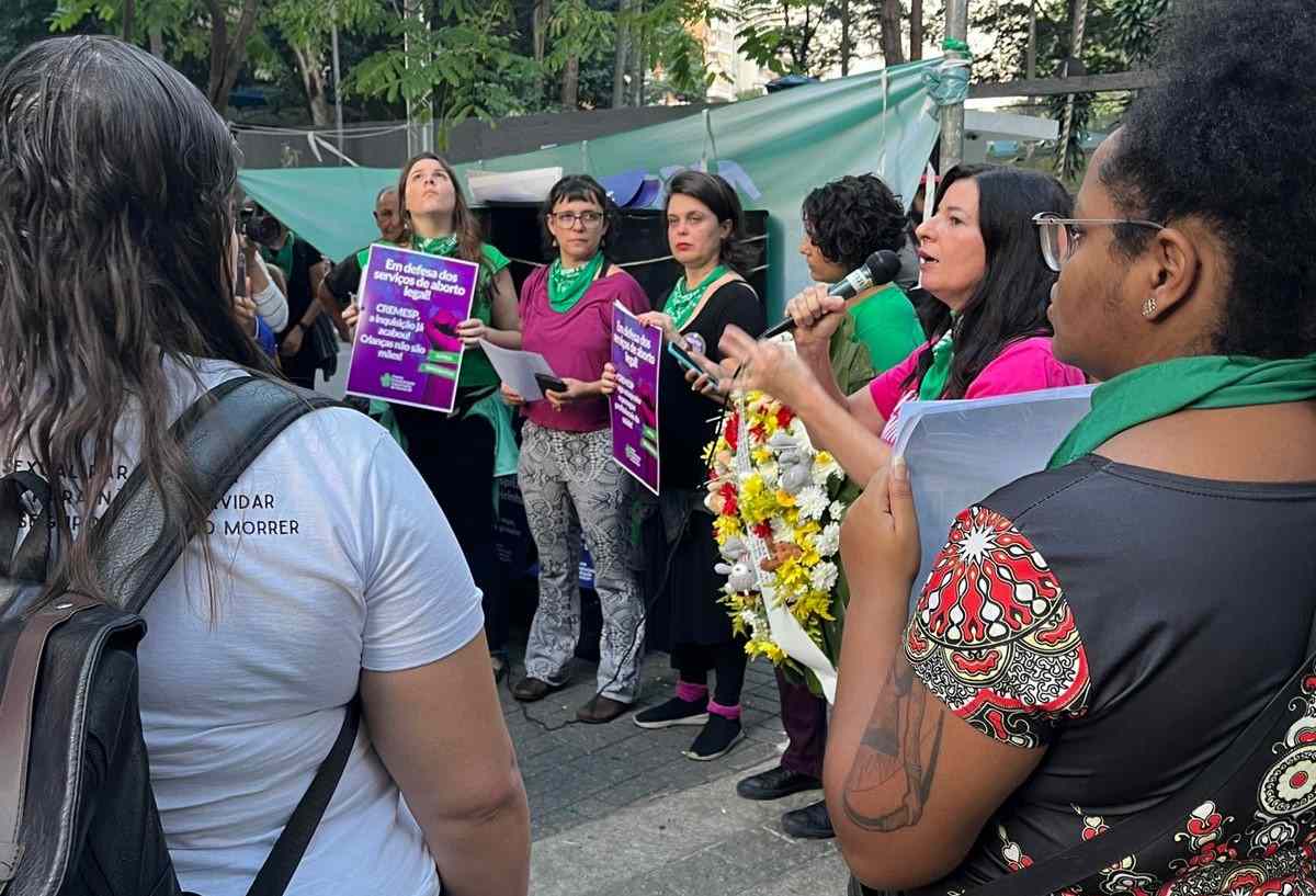 Ativistas protestam contra ofensivas antiaborto legal do CREMESP e prefeitura de SP