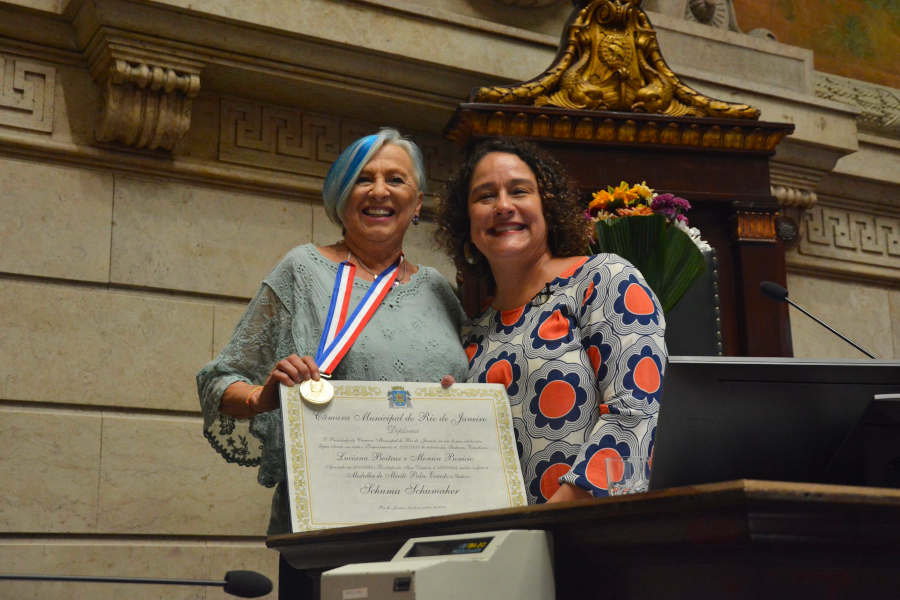 Schuma Schumaher recebe da vereadora Luciana Boiteaux a medalha e o diploma Pedro Ernesto, da Câmara Municipal do Rio de Janeiro - 18 de março de 2024