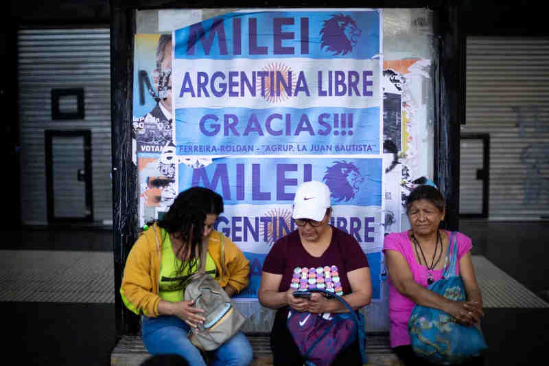 Impactos da inflação e da pobreza sobre mulheres na Argentina se agravam com Milei
