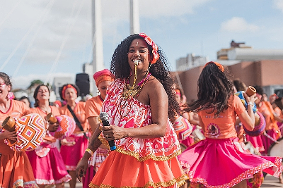 Quebrando tabus: Baque Mulher promove empoderamento feminino através do maracatu