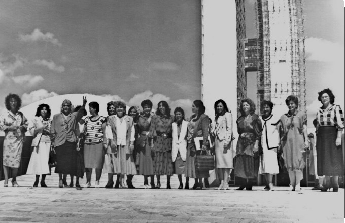 Deputadas recriam foto histórica da "bancada do batom", feita na promulgação da Constituição de 88