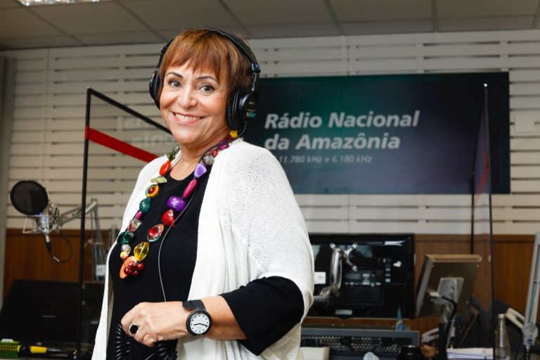 Programa de rádio representa, há décadas, uma voz em defesa das mulheres