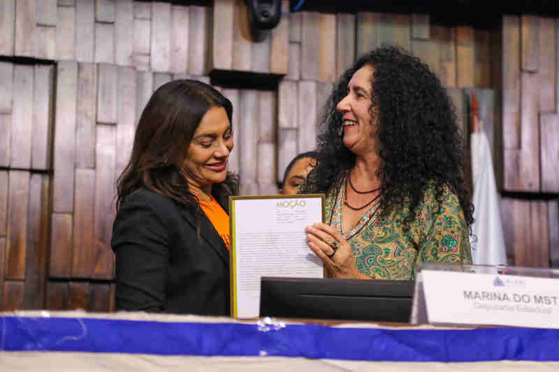 Dira Paes recebe em homenagem feita pela Alerj ao Movimento Humanos por Direitos (MHuD)