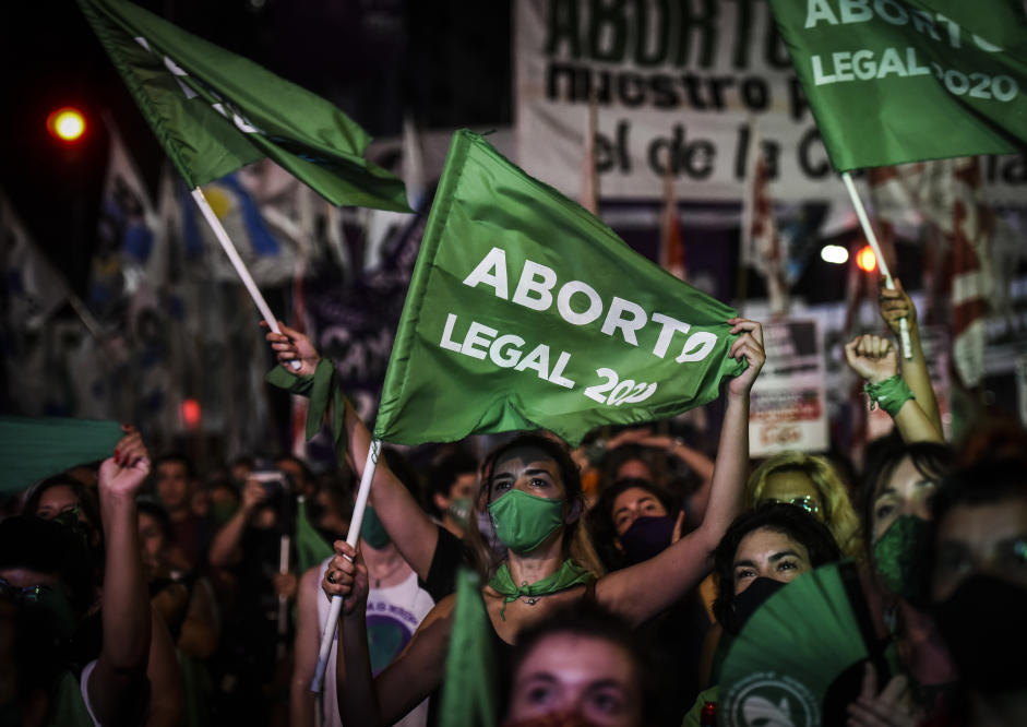 Metade da população brasileira é contra prisão de mulheres que fazem aborto, diz estudo