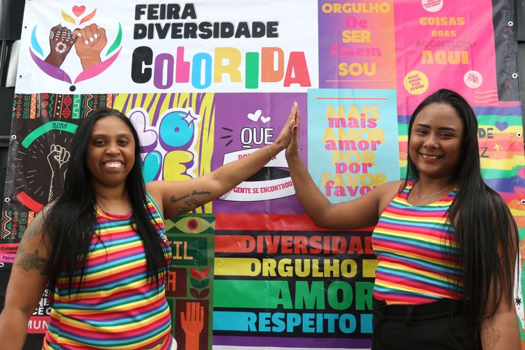 Casal de mulheres cria projeto para empreendedorismo de minorias