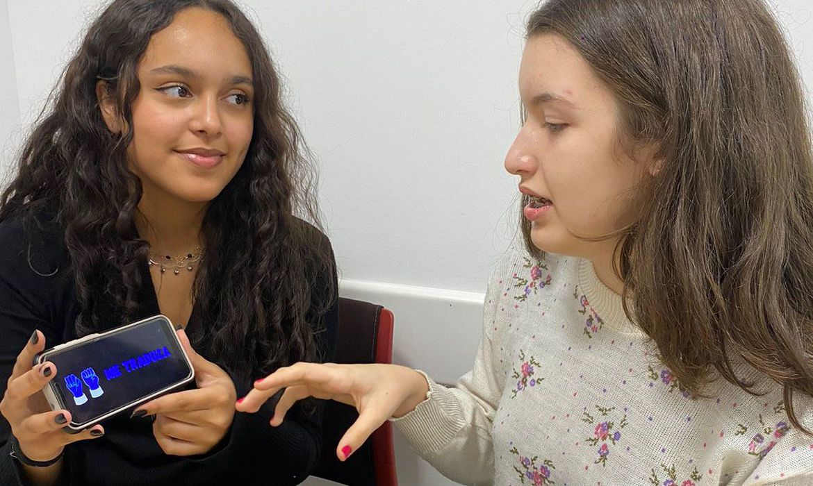 Estudantes do ensino técnico desenvolvem app para tradução em Libras