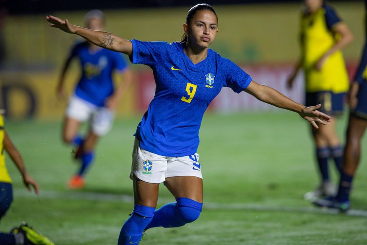 Debinha (jogadora) e Pia (técnica) estão entre as indicadas para prêmio da Fifa