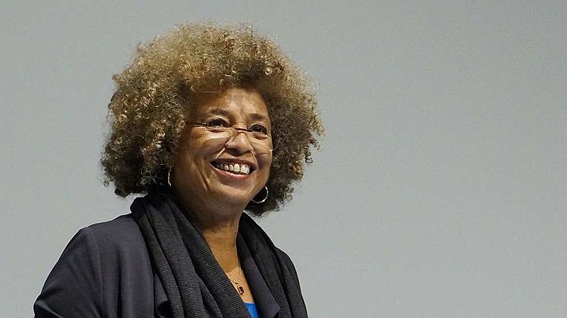 Angela Davis defende feminismo abolicionista e que justiça não seja vingança