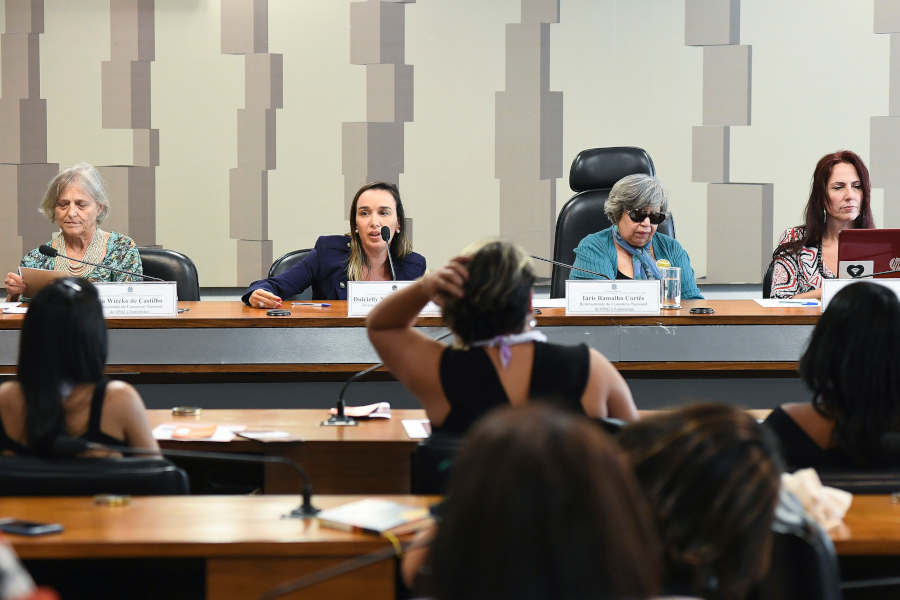 Mesa:  procuradora da República e professora de direito da Universidade de Brasília (UnB), Ela Wiecko de Castilho;  defensora pública do Distrito Federal, Dulcielly Nóbrega de Almeida;  representante do Consórcio de ONGs Feministas pela Lei Maria da Penha, Iáris Ramalho Cortês;  representante do Consórcio de ONGs Feministas pela Lei Maria da Penha, Rubia Abs Cruz.  Foto: Jefferson Rudy/Agência Senado