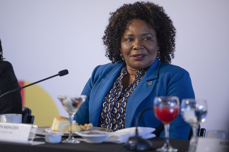 Ministra da Cultura defende presença negra no jornalismo e na política