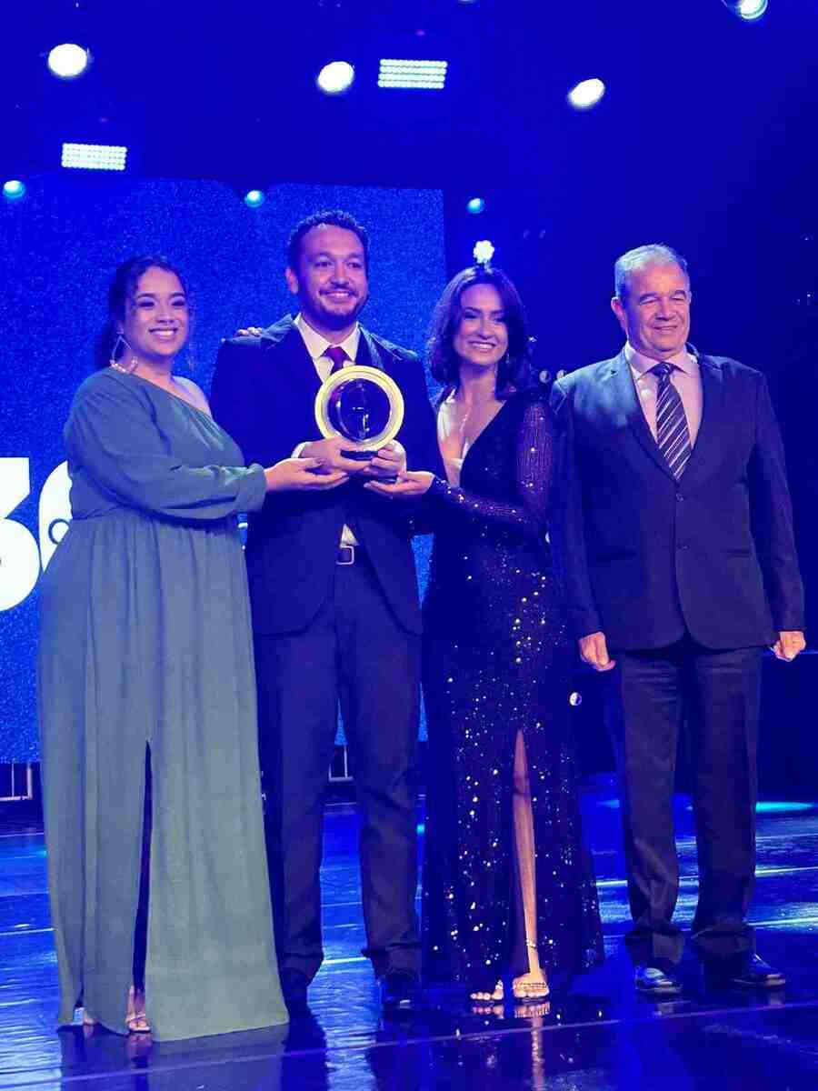 Correio Braziliense recebe troféu do prêmio CNT de Jornalismo por série sobre LGBTFobia