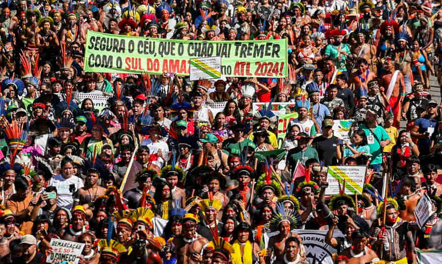  Milhares de indígenas marcham em Brasília