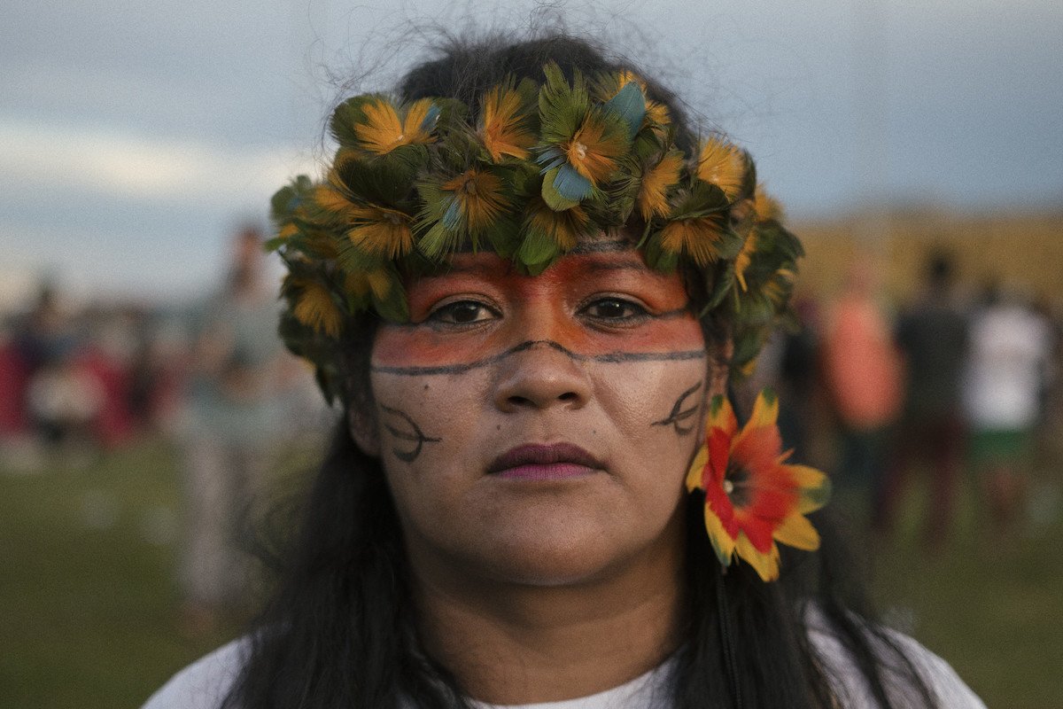 Indígenas chegam em Brasília para o Acampamento Terra Livre