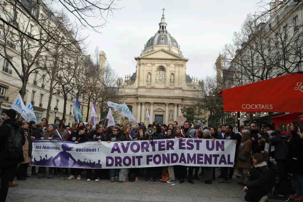 Em decisão histórica, parlamento da França torna o aborto um direito previsto na Constituição