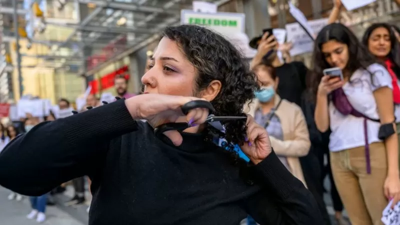 Por que cortar o cabelo virou símbolo dos protestos de mulheres no Irã