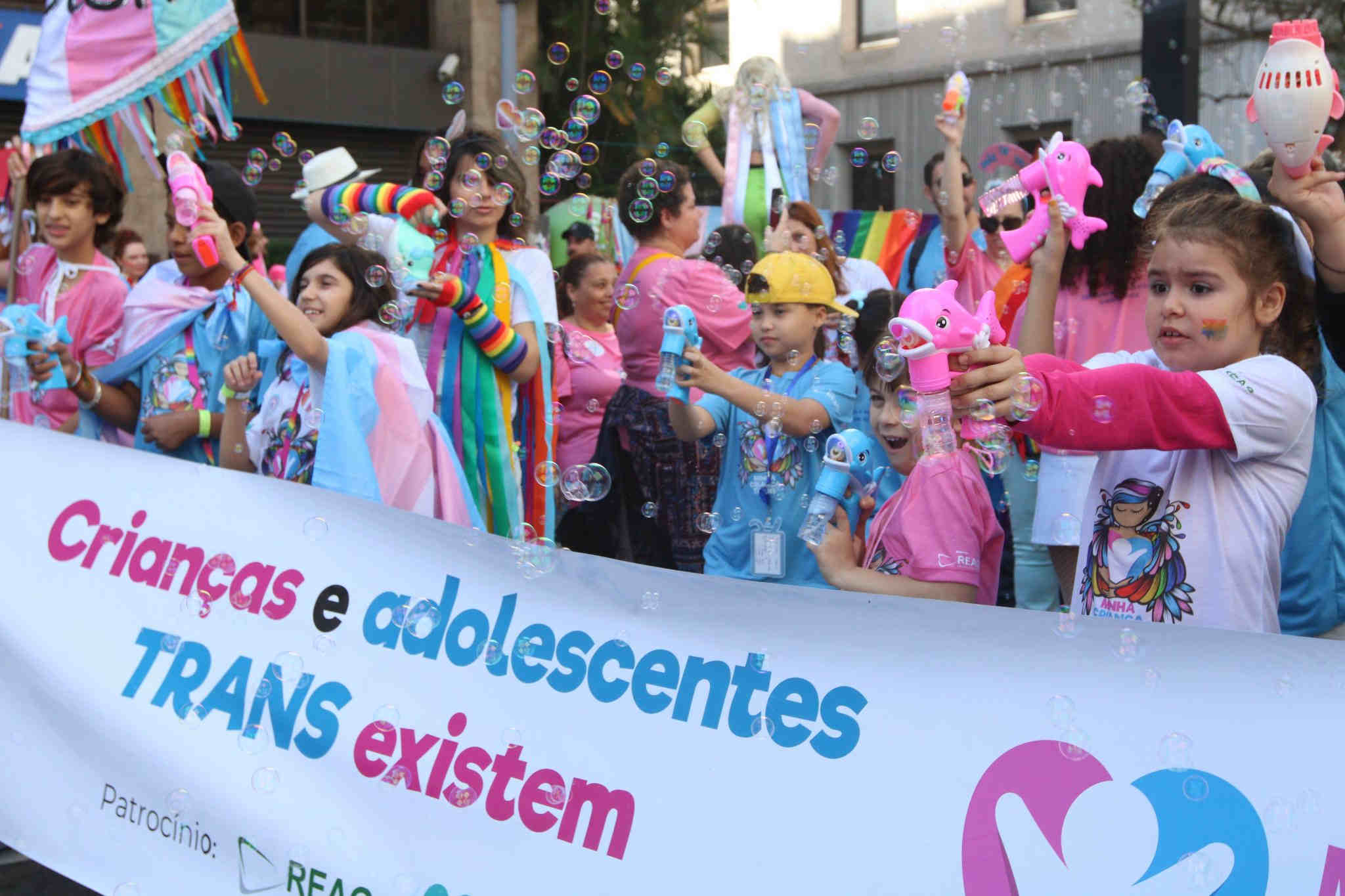 Pais, mães e avós de crianças trans existem. E reagem aos ataques da extrema-direita