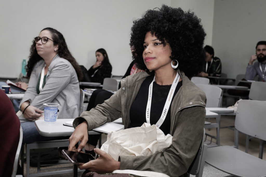 Iniciativa do Instituto Serrapilheira dará até R$ 440 mil para podcasts de pessoas negras