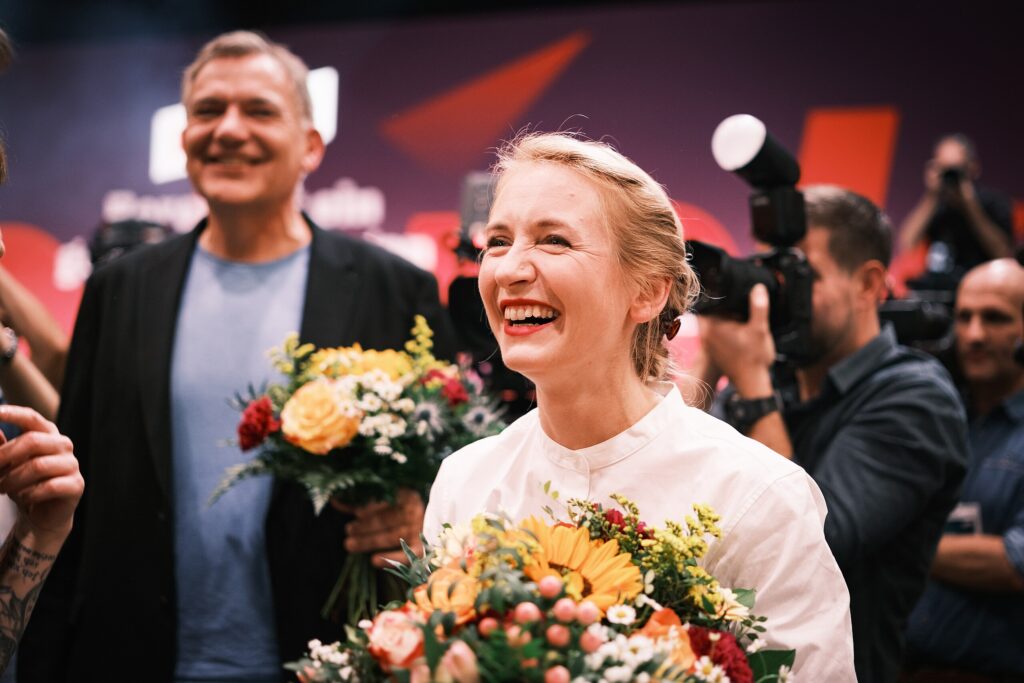 Ines Schwerdtner und Jan van Aken nach der Wahl zu Parteivorsitzenden 2024 1024x683