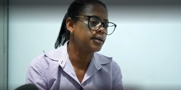 Trabalhadora Doméstica diz que patrões colocaram câmera na cozinha para vigiar se ela pegava comida da geladeira: ‘Não comia nada, não me davam nada’