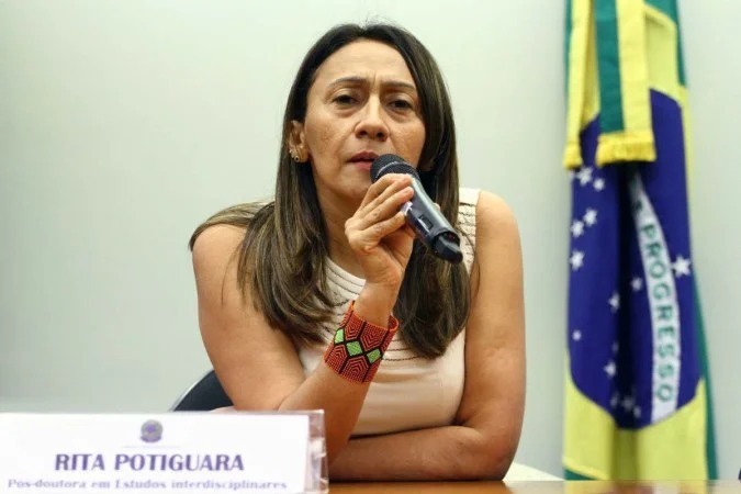  As crianças indígenas vão adiar o fim do mundo, diz educadora Rita Potiguara