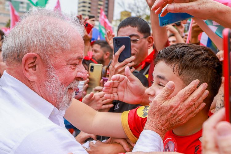 Luiz Inácio Lula da Silva é eleito presidente do Brasil