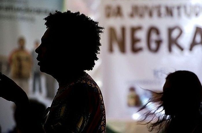 Porta-bandeira da Portela denuncia racismo no aeroporto de Brasília