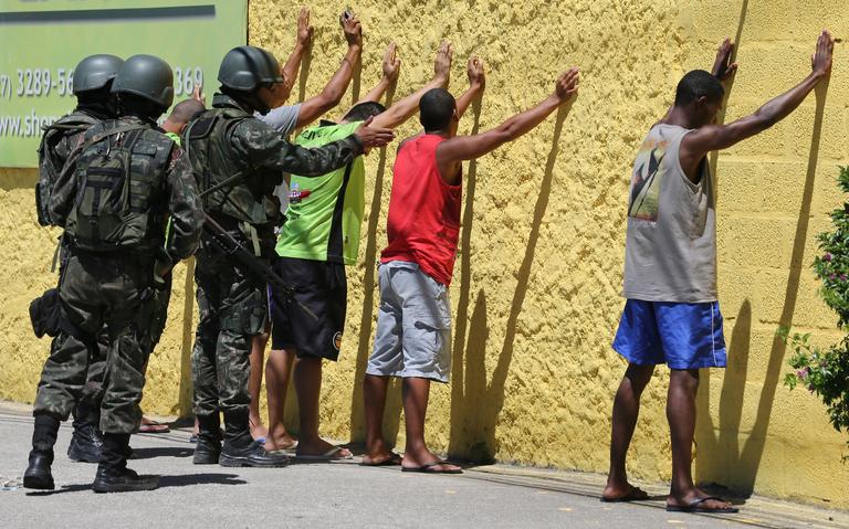 Adolescentes negros são abordados cada vez mais cedo por policiais, aponta relatório